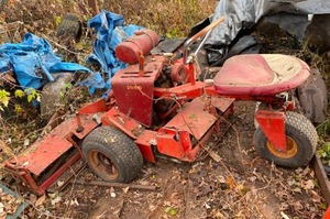 lot 8 image: Vintage Toro Professional Reel Mower with 60 Cutting Surface