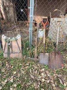 lot 447 image: Assorted Old Garden Tools