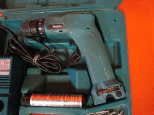 lot 14 image: Makita Cordless Drill
