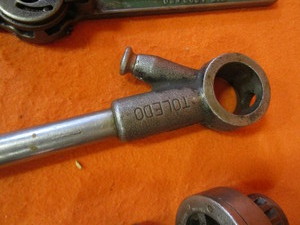 lot 17 image: Pipe Threading Dies