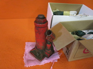 lot 35 image: Extension Chords & Hydraulic Jack