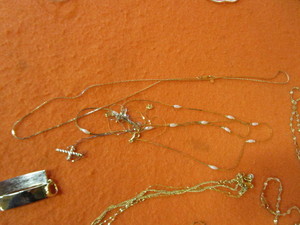 lot 80 image: Gold Jewelry