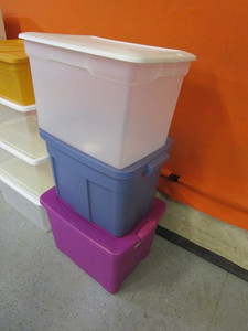 lot 83 image: Lot of Totes