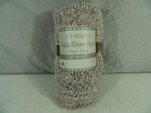 lot 142 image: New Teddy Sherpa Throw