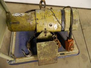 lot 10B image: Yale 1,000 lb Chain Hoist
