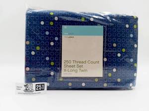 lot 251 image: Stylish Twin Bedding Set, Never Used Still In Original Packaging and Country Fussie Blue Throw