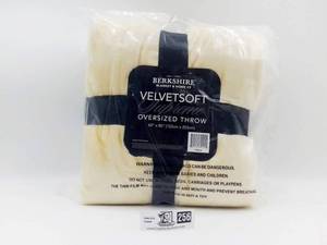 lot 256 image: Luxurious Bedding Set All New Still in Packages