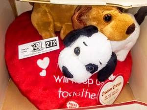 lot 272 image: 2 Croonin Critters Valentines Dogs Never Used Still In Boxes