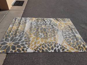 lot 1 image: Newport Collection Rug 5x7 (Grey & Yellow)