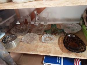 lot 17 image: Lot Of Assorted Glassware