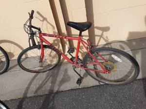 lot 21 image: Magna Red Rock 26  10 Speed Bike