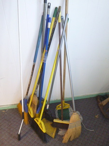 lot 40 image: Lot of Brooms