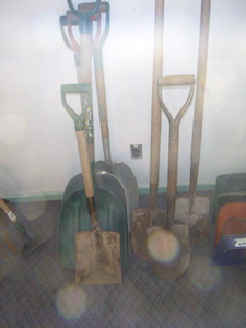 lot 42 image: Lot of Shovels
