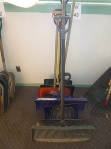 lot 43 image: Lot of Shovels
