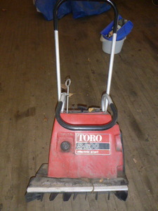 lot 58 image: Toro S-200 Snow Thrower