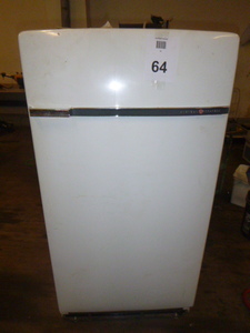 lot 64 image: GE Refrigerator