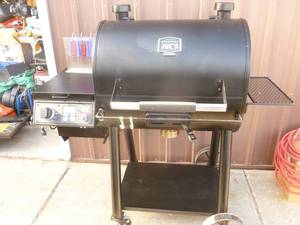Oklahoma Joes pellet grill. Looks used a couple times. 28 x 18 cooking surface. Tested & works. As shown. THIS ITEM HAS A RESERVE.