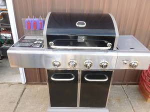 Kenmore gas grill. New condition with infrared burner. As shown.