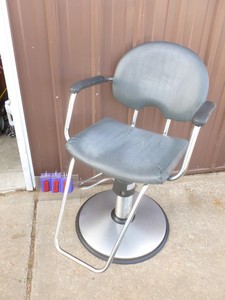 Beauty salon chair. Good used condition. As shown.