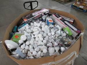 WHOLESALE MIXED PALLET OF MISCELLANEOUS LIGHT BULBS AND GROW LIGHTS
