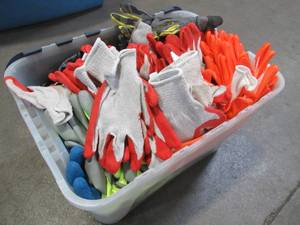 WHOLESALE MIXED BIN OF MISCELLANEOUS WORK GLOVES (MAY NOT BE PAIRED)