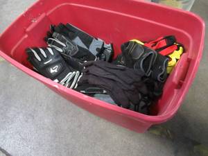 WHOLESALE MIXED BIN OF MISCELLANEOUS WORK GLOVES (MAY NOT BE PAIRED)