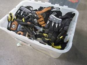 WHOLESALE MIXED BIN OF MISCELLANEOUS WORK GLOVES (MAY NOT BE PAIRED)