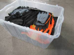 WHOLESALE MIXED BIN OF MISCELLANEOUS WORK GLOVES (MAY NOT BE PAIRED)