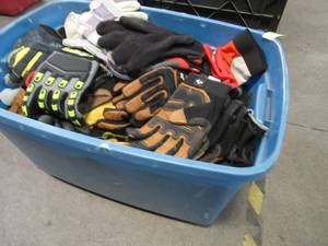 WHOLESALE MIXED BIN OF MISCELLANEOUS WORK GLOVES (MAY NOT BE PAIRED)