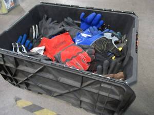 WHOLESALE MIXED BIN OF MISCELLANEOUS WORK GLOVES (MAY NOT BE PAIRED)