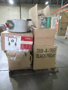 WHOLESALE MIXED PALLET OF MISCELLANEOUS CHRISTMAS TREES AND DECORATIONS