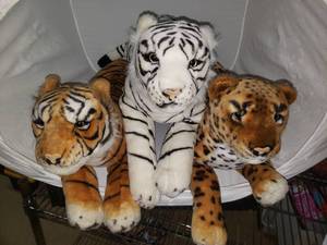 lot 69 image: Unmarked Soft and Cuddly 24 Lion, Tiger & Bengal Tiger