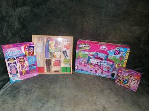 lot 147 image: Girls Super Fun Activity Lot