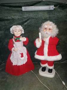 lot 12 image: Vintage Animated Santa and Mrs. Santa