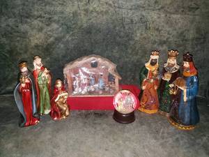 lot 60 image: Nativity Set, Snow Globe and Wisemen