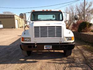 lot 4 image: 2001 International 4700 Cab & Chassis