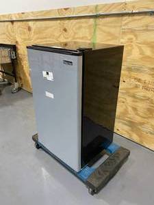 lot 20 image: MAGIC CHEF 3.3 cu. ft. Mini Fridge in Stainless Look