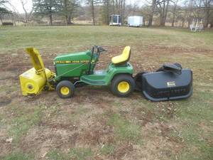 lot 9 image: John Deere LX 172 Lawn Tractor