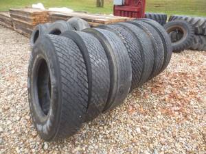 lot 27 image: Truck Tires 11R x 22.5