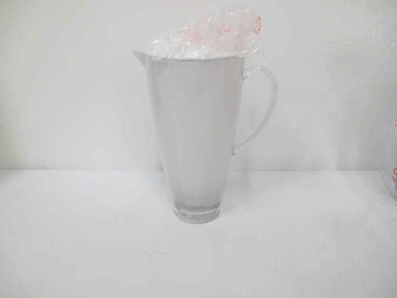 lot 111-C image: Carlisle Modern Pitcher with Lid, 74 oz