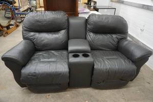 lot 46 image: Leather Theater RockingReclining Seating