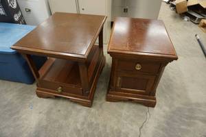 lot 52 image: 2 End Tables