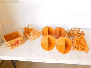 lot 19 image: Misc Wood Decor