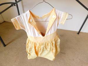 lot 20 image: Dress Clothespin Bag