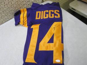 lot 4 image: Stefon Diggs Signed Minnesota Vikin...