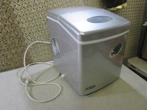 lot 13 image: Emerson Ice Maker  F-1...