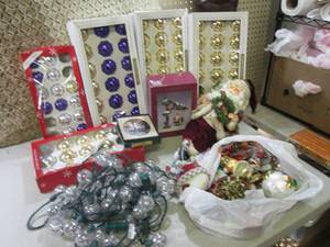 lot 25 image: Lot of Assorted Christmas Decor Orn...