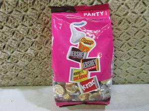 lot 117 image: Party Pack Miniature Candy Bars 2 p...