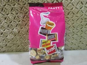 lot 118 image: Party Pack Miniature Candy Bars 2 p...