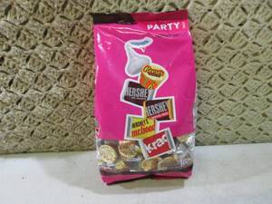 lot 119 image: Party Pack Miniature Candy Bars 2 p...